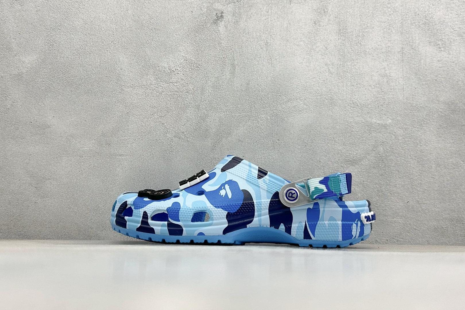 J版Crocs 卡洛驰 洞洞鞋 经典热销系列 209627 J版Crocs 卡洛驰 洞洞鞋 经典热销系列 209627