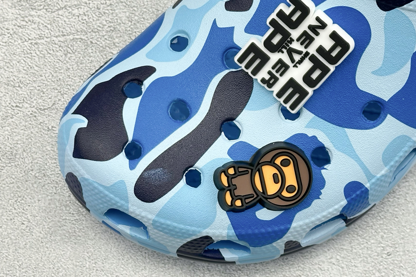 J版Crocs 卡洛驰 洞洞鞋 经典热销系列 209627 J版Crocs 卡洛驰 洞洞鞋 经典热销系列 209627