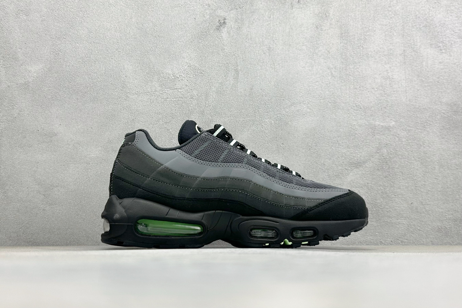 Nike Air Max 95 复古减震气垫跑鞋 HM0622-001 Nike Air Max 95 复古减震气垫跑鞋 HM0622-001