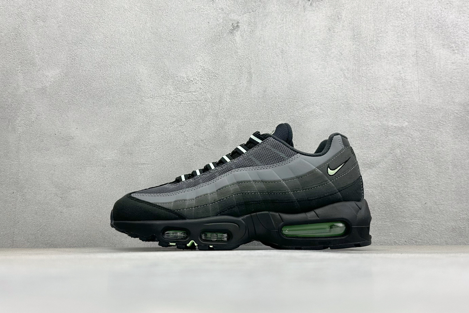 Nike Air Max 95 复古减震气垫跑鞋 HM0622-001 Nike Air Max 95 复古减震气垫跑鞋 HM0622-001