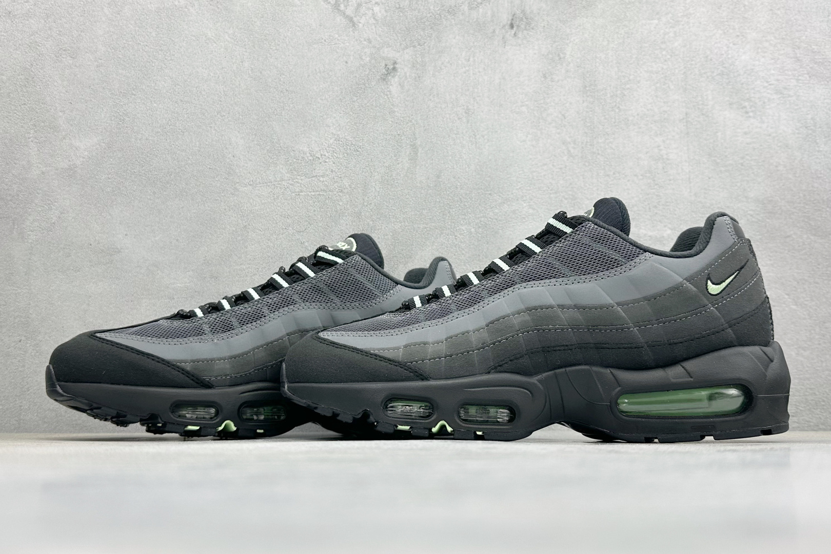 Nike Air Max 95 复古减震气垫跑鞋 HM0622-001 Nike Air Max 95 复古减震气垫跑鞋 HM0622-001