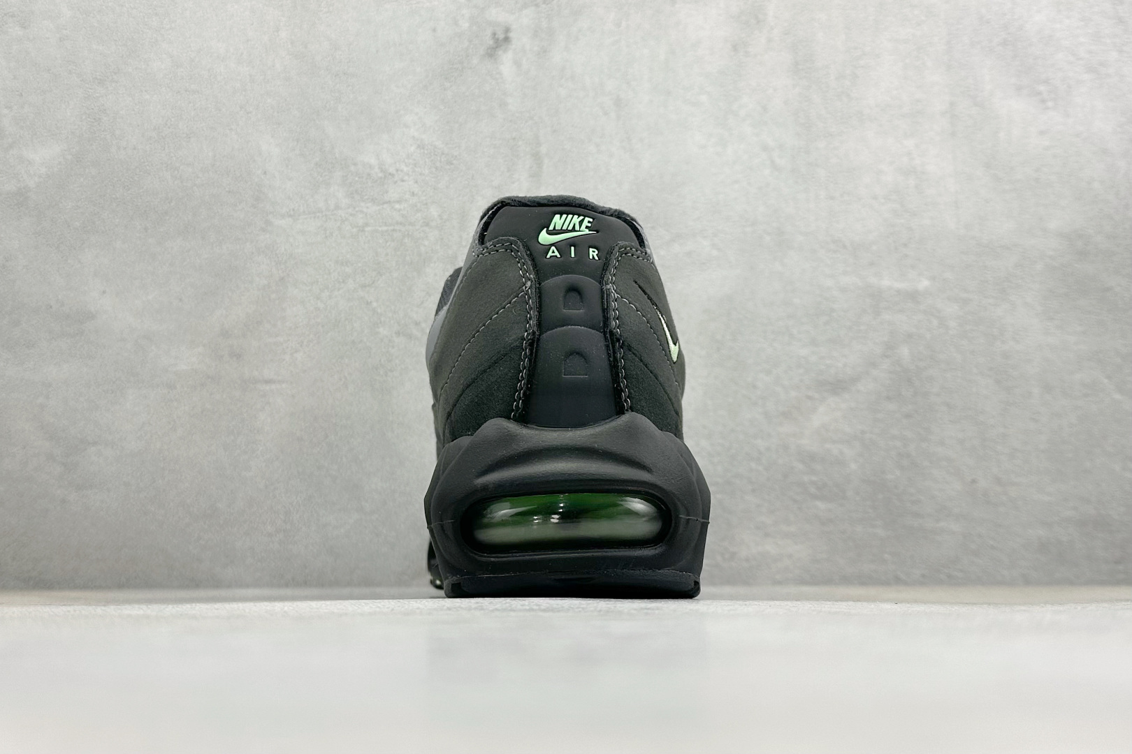 Nike Air Max 95 复古减震气垫跑鞋 HM0622-001 Nike Air Max 95 复古减震气垫跑鞋 HM0622-001