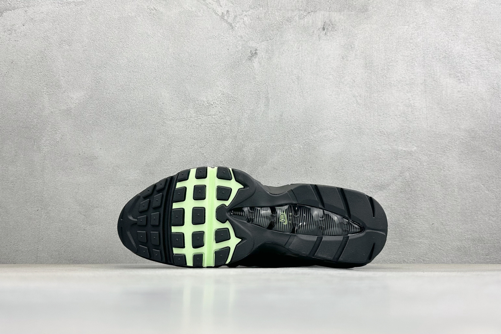 Nike Air Max 95 复古减震气垫跑鞋 HM0622-001 Nike Air Max 95 复古减震气垫跑鞋 HM0622-001
