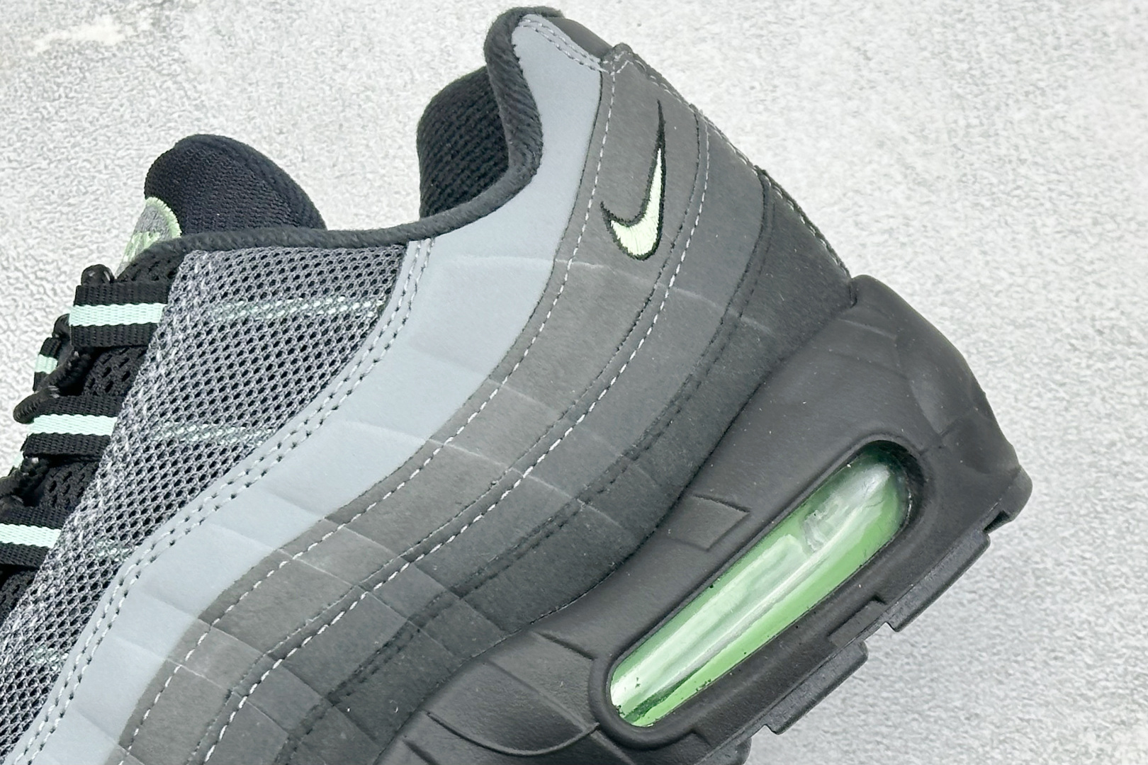 Nike Air Max 95 复古减震气垫跑鞋 HM0622-001 Nike Air Max 95 复古减震气垫跑鞋 HM0622-001