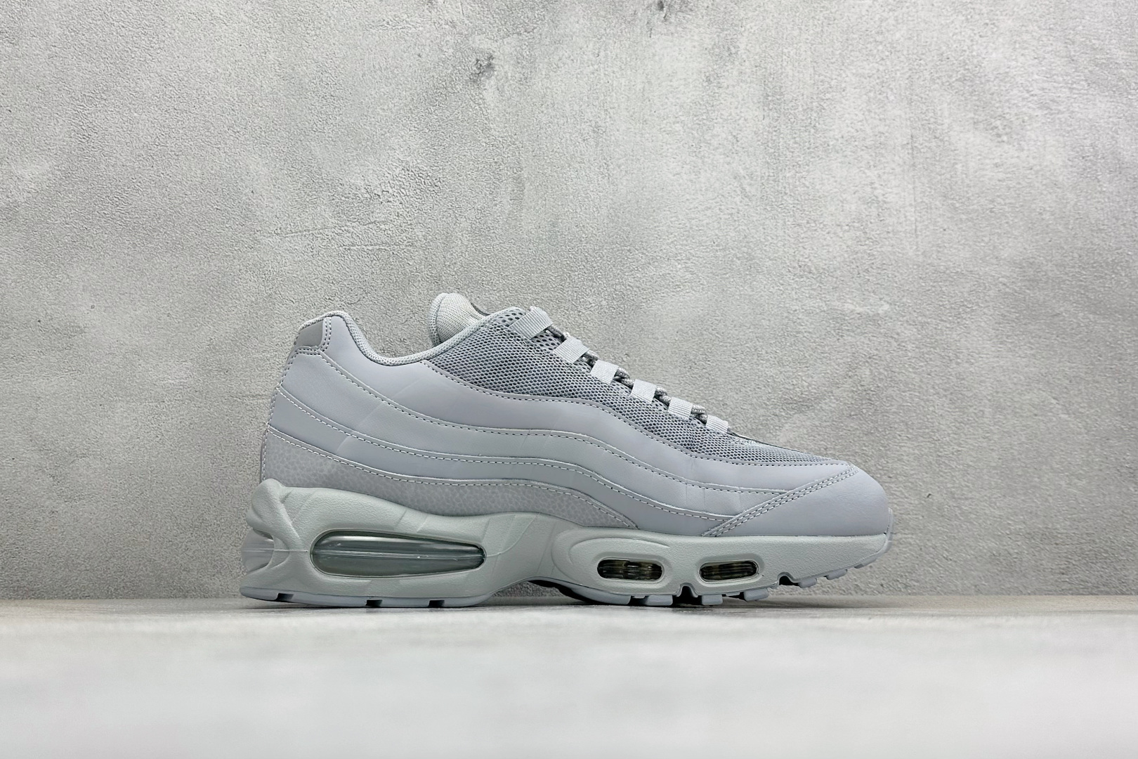 Nike Air Max 95 复古减震气垫跑鞋 HM8755-002 Nike Air Max 95 复古减震气垫跑鞋 HM8755-002