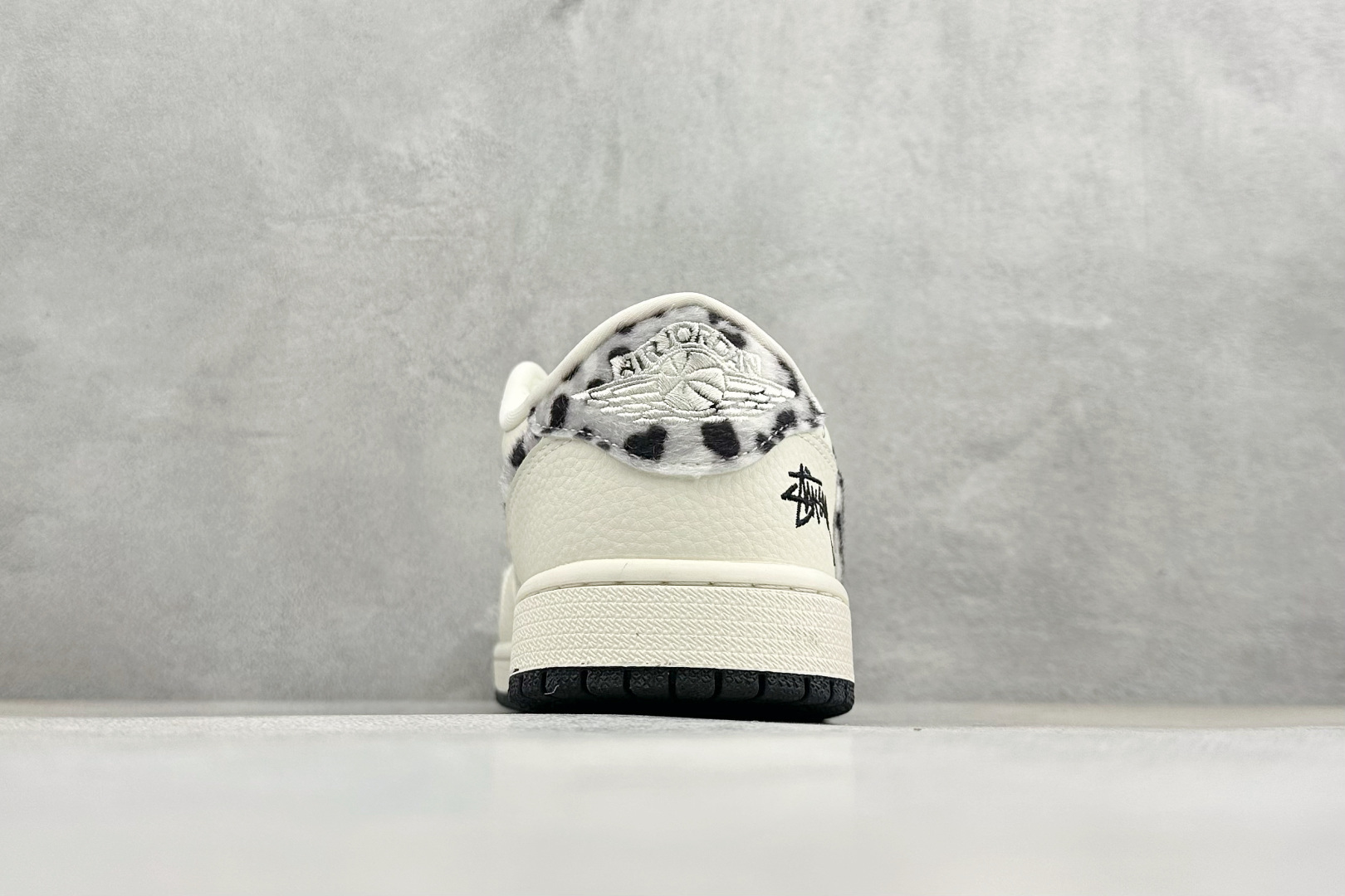 个性潮流风!Nike Air Jordan 1 Low(斯图西联名) 乔丹倒勾 爆款高端定制 米白荔枝纹碰撞灰色豹纹 XJ0979-001 个性潮流风!Nike Air Jordan 1 Low(斯图西联名) 乔丹倒勾 爆款高端定制 米白荔枝纹碰撞灰色豹纹 XJ0979-001