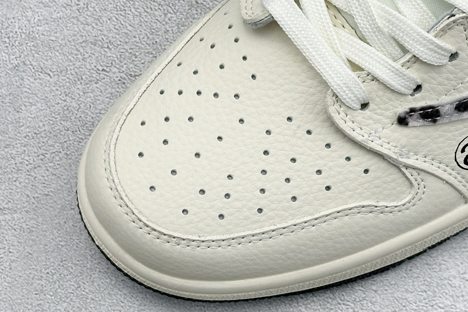 个性潮流风!Nike Air Jordan 1 Low(斯图西联名) 乔丹倒勾 爆款高端定制 米白荔枝纹碰撞灰色豹纹 XJ0979-001 个性潮流风!Nike Air Jordan 1 Low(斯图西联名) 乔丹倒勾 爆款高端定制 米白荔枝纹碰撞灰色豹纹 XJ0979-001