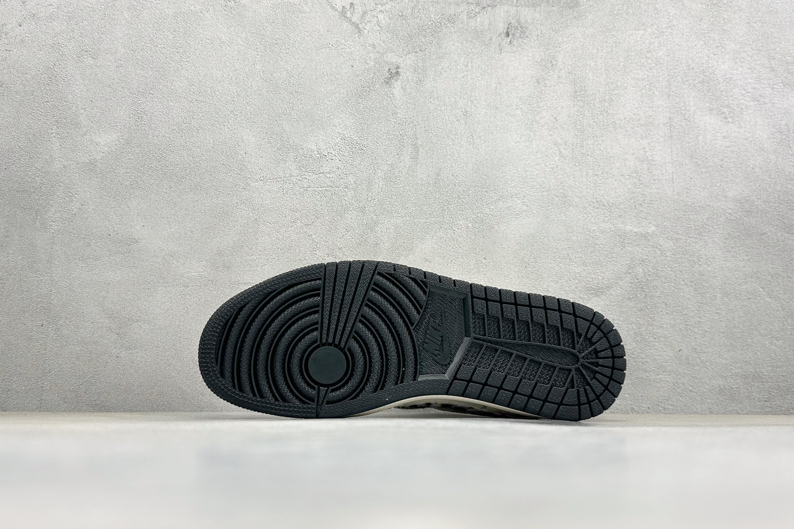 个性潮流风!Nike Air Jordan 1 Low(斯图西联名) 乔丹倒勾 爆款高端定制 米白荔枝纹碰撞灰色豹纹 XJ0979-001 个性潮流风!Nike Air Jordan 1 Low(斯图西联名) 乔丹倒勾 爆款高端定制 米白荔枝纹碰撞灰色豹纹 XJ0979-001