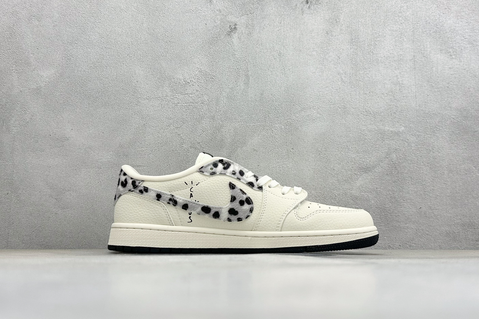 个性潮流风!Nike Air Jordan 1 Low(斯图西联名) 乔丹倒勾 爆款高端定制 米白荔枝纹碰撞灰色豹纹 XJ0979-001 个性潮流风!Nike Air Jordan 1 Low(斯图西联名) 乔丹倒勾 爆款高端定制 米白荔枝纹碰撞灰色豹纹 XJ0979-001