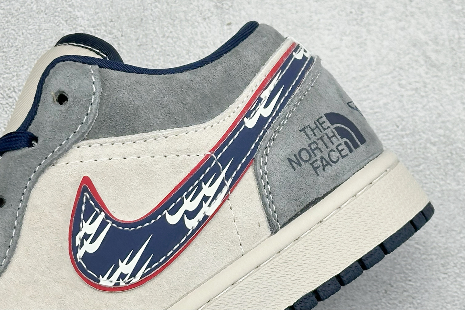 复古拼接潮感 街头百搭王 AIR JORDAN 1 灰白撞色拼接鞋面 LL8888-005 复古拼接潮感 街头百搭王 AIR JORDAN 1 灰白撞色拼接鞋面 LL8888-005