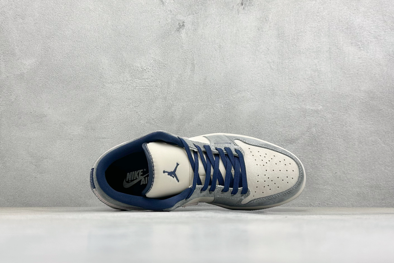 复古拼接潮感 街头百搭王 AIR JORDAN 1 灰白撞色拼接鞋面 LL8888-005 复古拼接潮感 街头百搭王 AIR JORDAN 1 灰白撞色拼接鞋面 LL8888-005