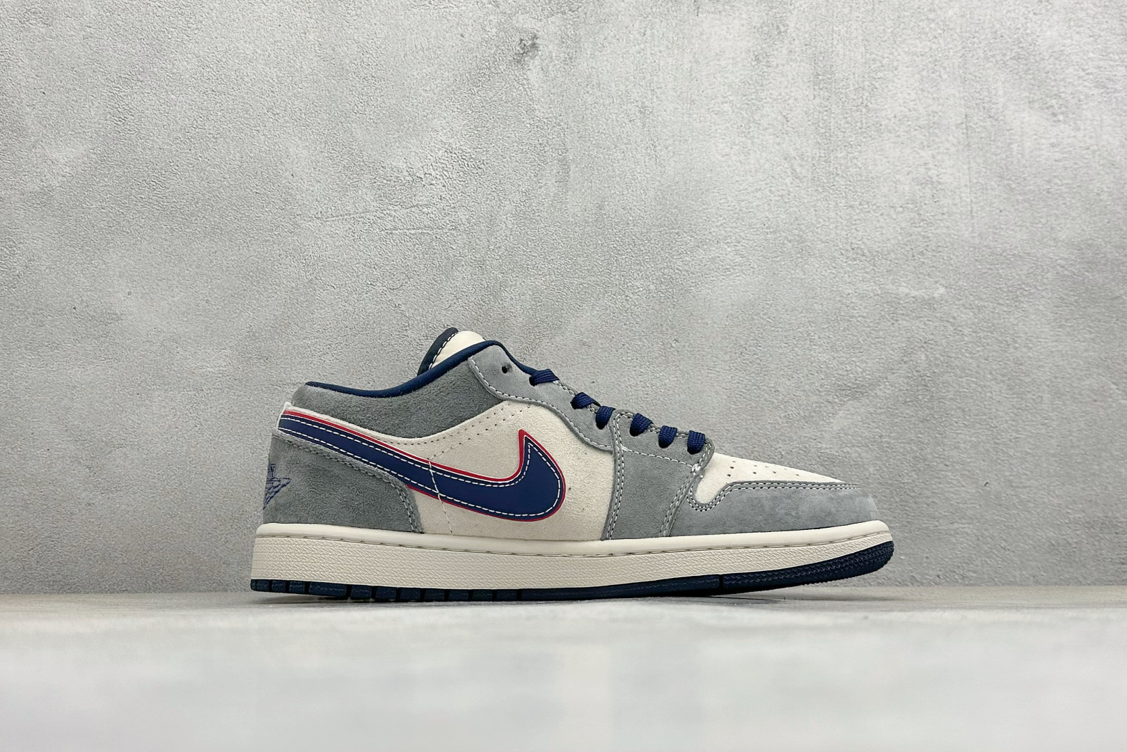 复古拼接潮感 街头百搭王 AIR JORDAN 1 灰白撞色拼接鞋面 LL8888-005 复古拼接潮感 街头百搭王 AIR JORDAN 1 灰白撞色拼接鞋面 LL8888-005