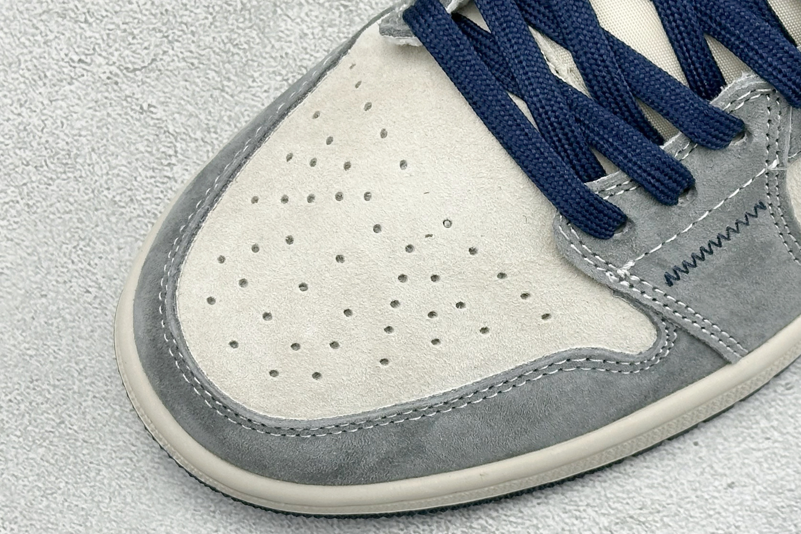 复古拼接潮感 街头百搭王 AIR JORDAN 1 灰白撞色拼接鞋面 LL8888-005 复古拼接潮感 街头百搭王 AIR JORDAN 1 灰白撞色拼接鞋面 LL8888-005