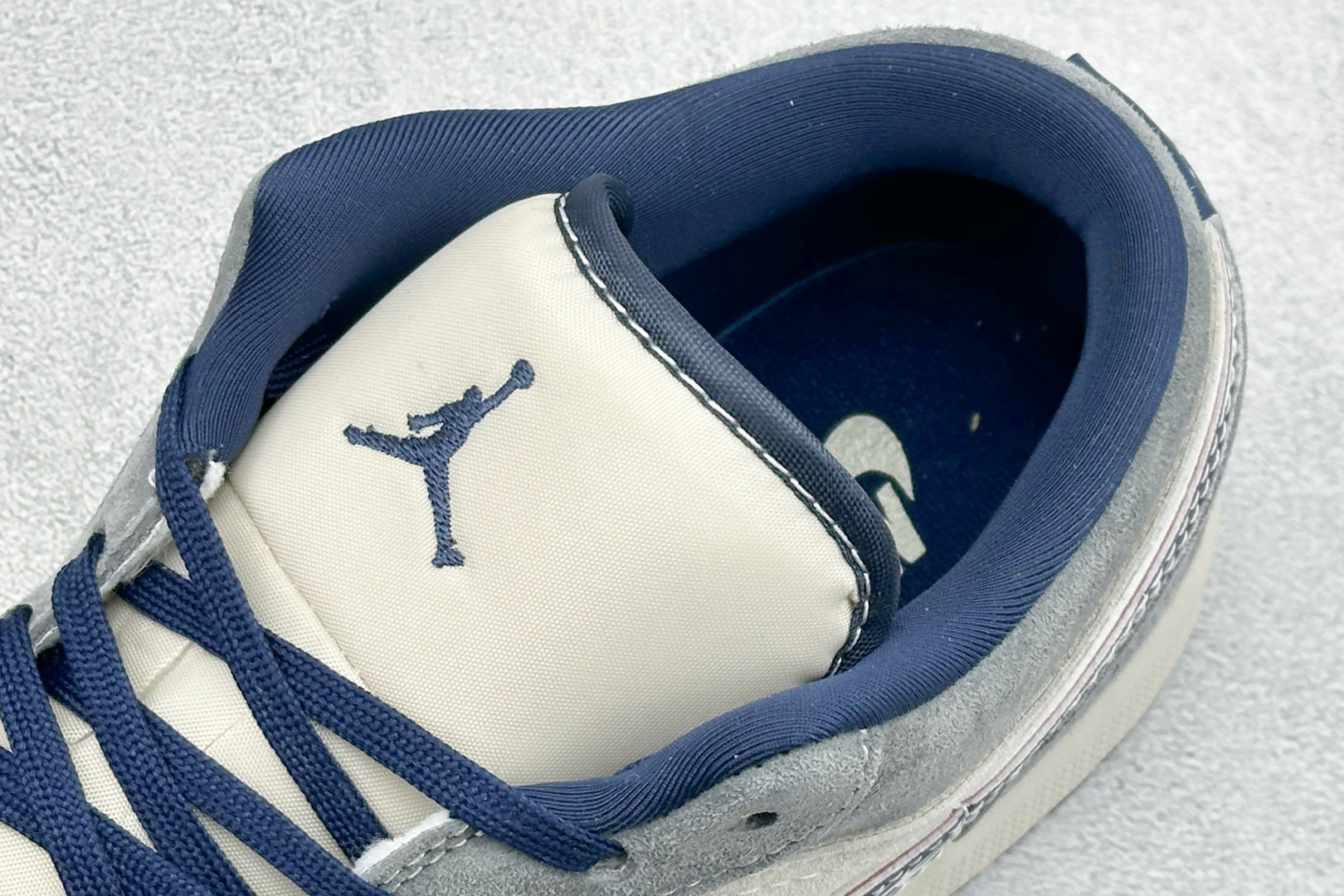 复古拼接潮感 街头百搭王 AIR JORDAN 1 灰白撞色拼接鞋面 LL8888-005 复古拼接潮感 街头百搭王 AIR JORDAN 1 灰白撞色拼接鞋面 LL8888-005