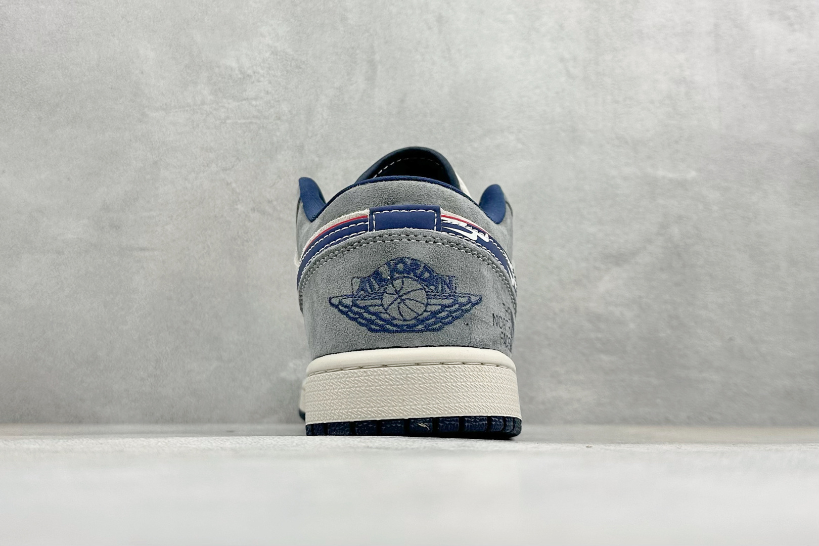 复古拼接潮感 街头百搭王 AIR JORDAN 1 灰白撞色拼接鞋面 LL8888-005 复古拼接潮感 街头百搭王 AIR JORDAN 1 灰白撞色拼接鞋面 LL8888-005