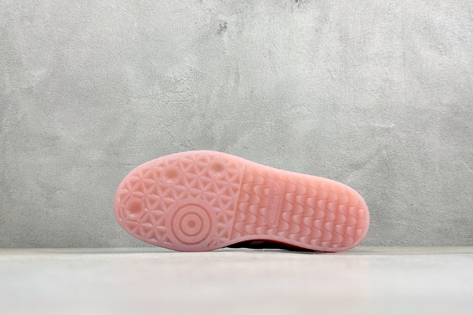 XH版Adidas originals SAMBAE VALENTINE W 百搭单品 复古桑巴板鞋 IG4449 XH版Adidas originals SAMBAE VALENTINE W 百搭单品 复古桑巴板鞋 IG4449