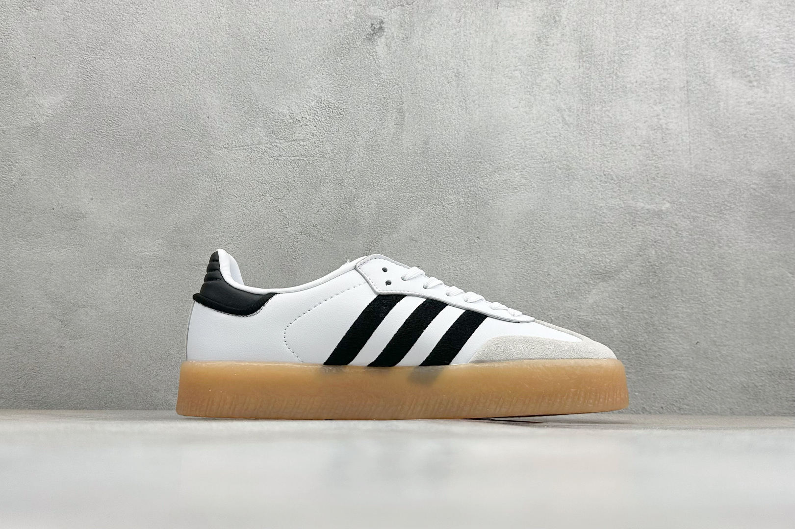 XH版Adidas originals SAMBAE VALENTINE W 百搭单品 复古桑巴板鞋 IG5744 XH版Adidas originals SAMBAE VALENTINE W 百搭单品 复古桑巴板鞋 IG5744