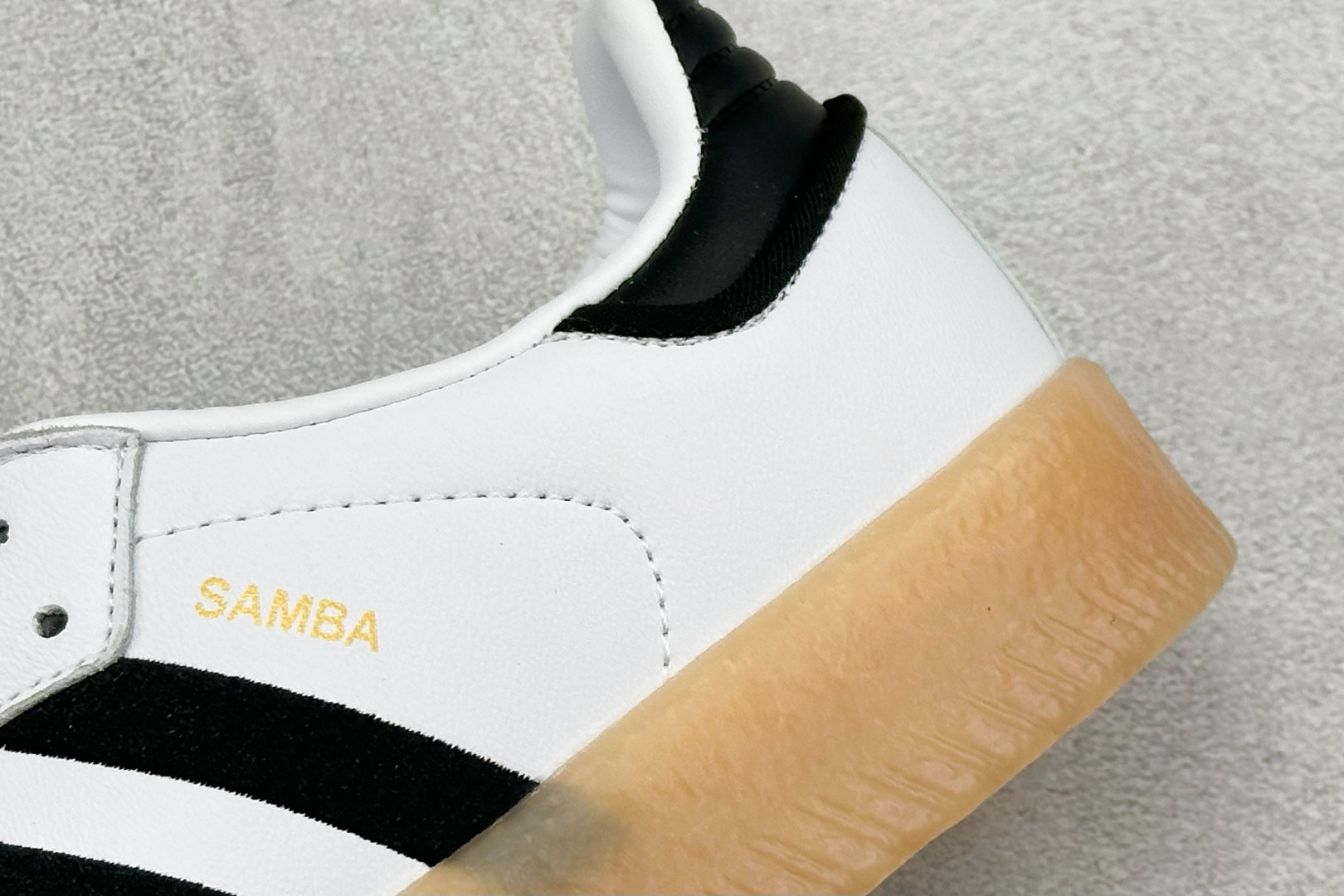 XH版Adidas originals SAMBAE VALENTINE W 百搭单品 复古桑巴板鞋 IG5744 XH版Adidas originals SAMBAE VALENTINE W 百搭单品 复古桑巴板鞋 IG5744