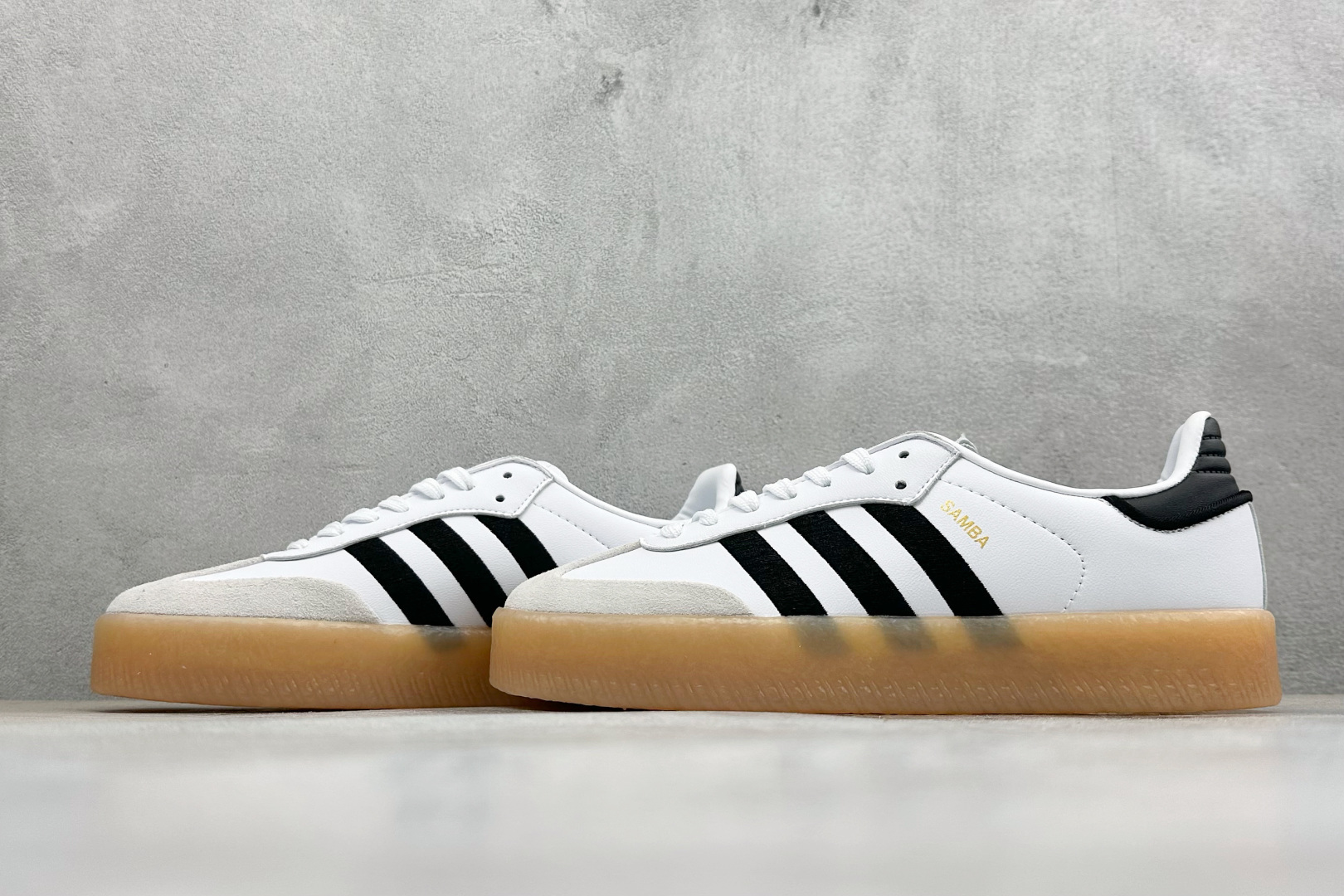 XH版Adidas originals SAMBAE VALENTINE W 百搭单品 复古桑巴板鞋 IG5744 XH版Adidas originals SAMBAE VALENTINE W 百搭单品 复古桑巴板鞋 IG5744