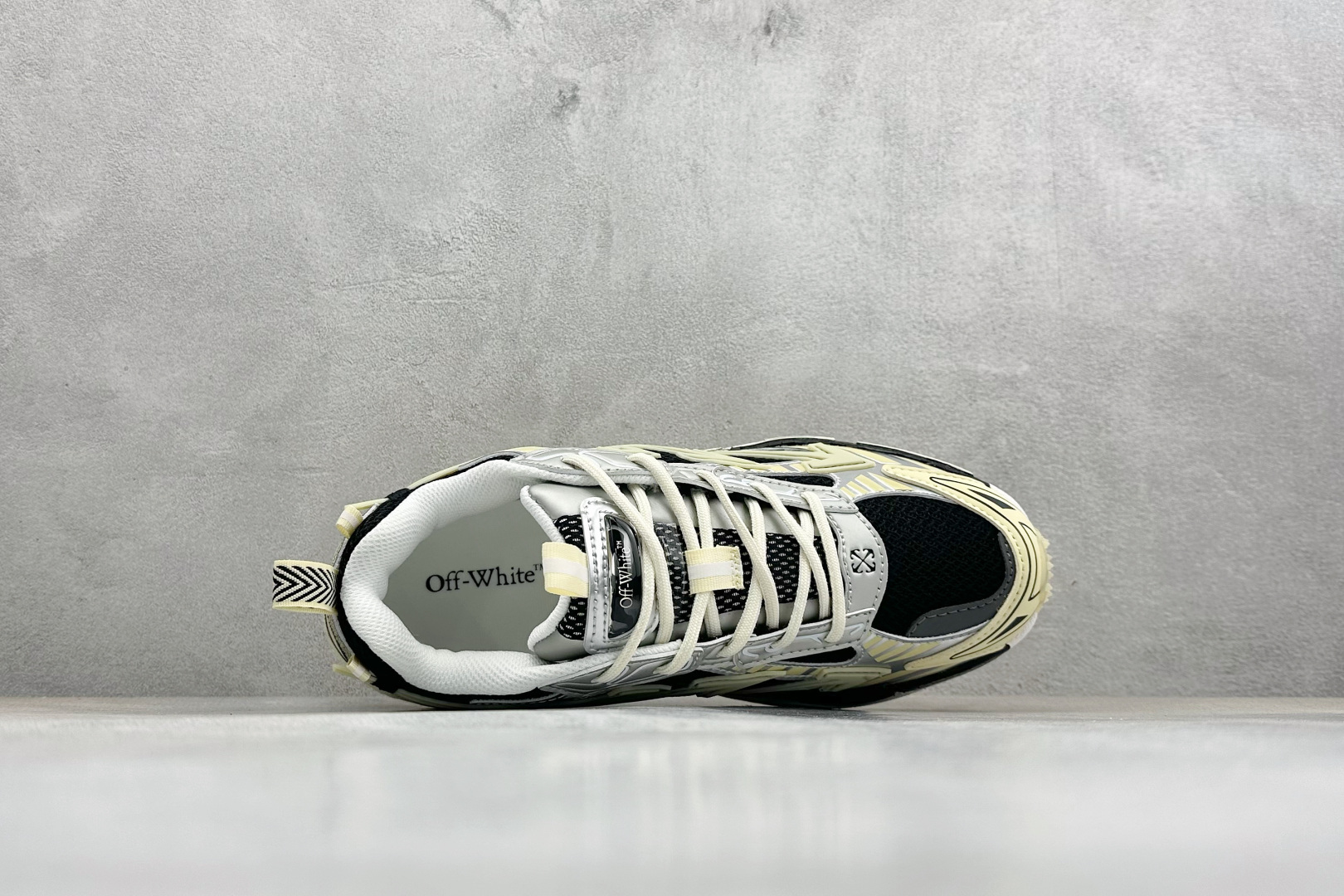 S版 Off-White 防滑耐磨透气性轻便跑鞋 OMIA295S26FAB003 S版 Off-White 防滑耐磨透气性轻便跑鞋 OMIA295S26FAB003