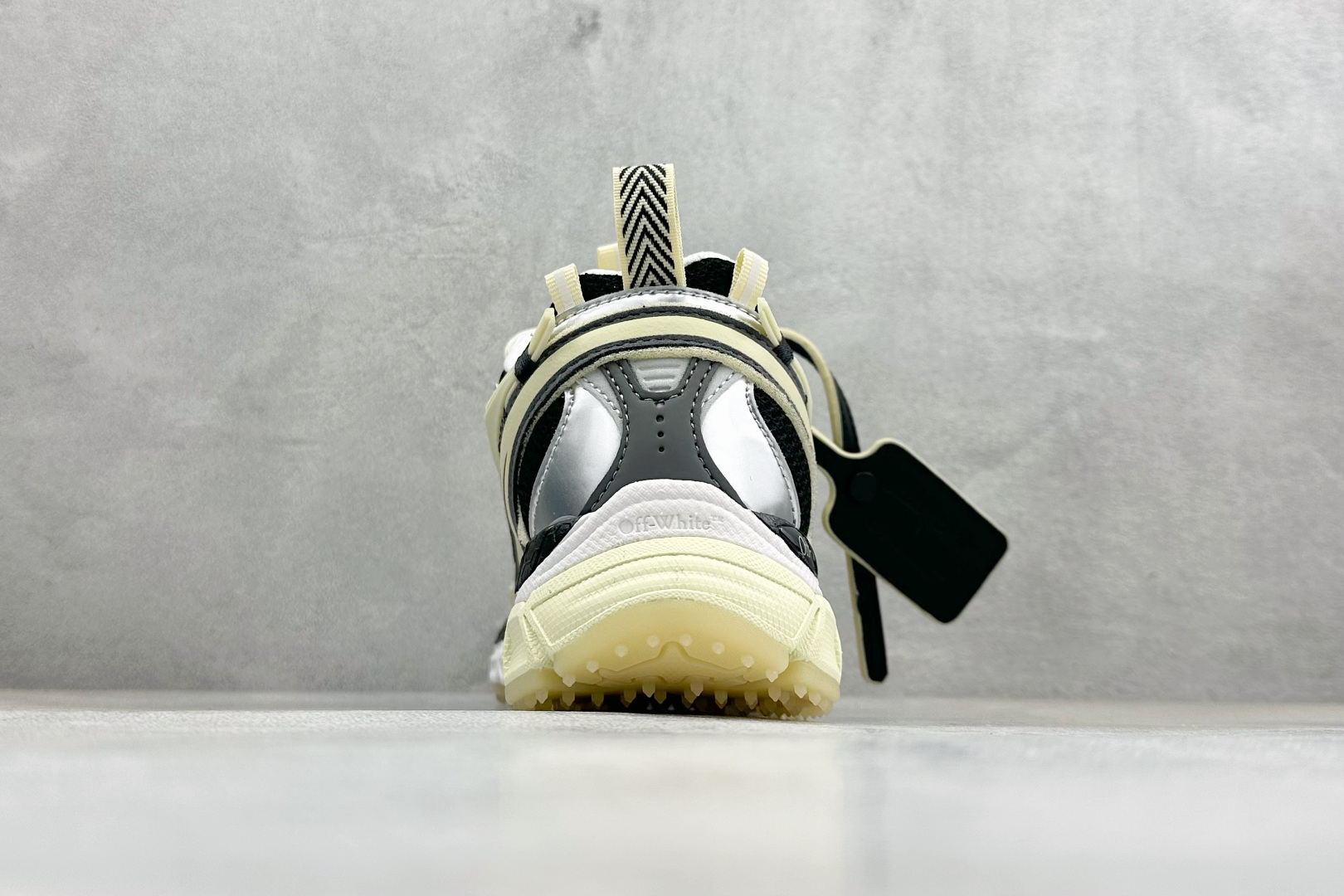 S版 Off-White 防滑耐磨透气性轻便跑鞋 OMIA295S26FAB003 S版 Off-White 防滑耐磨透气性轻便跑鞋 OMIA295S26FAB003
