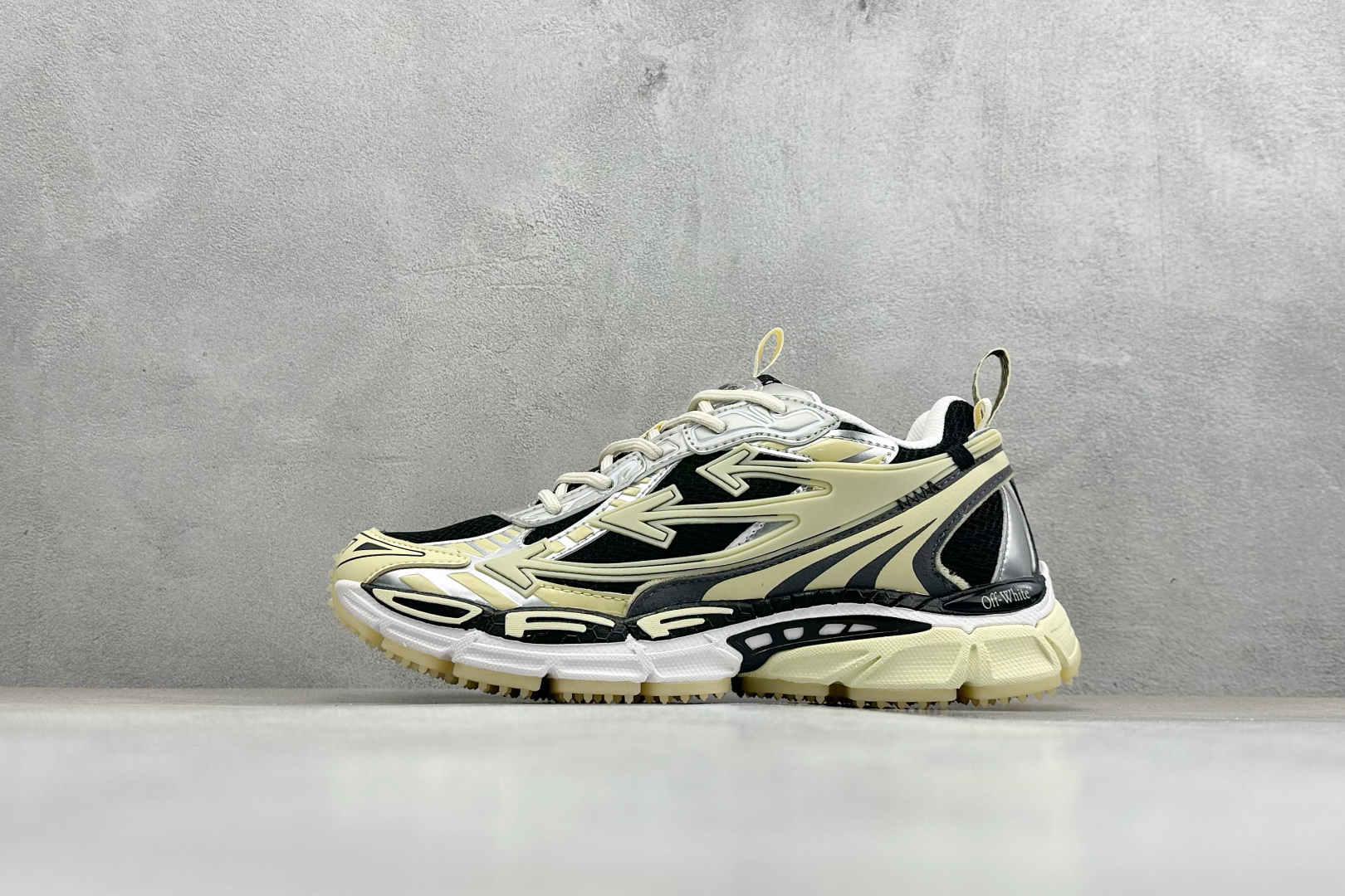 S版 Off-White 防滑耐磨透气性轻便跑鞋 OMIA295S26FAB003 S版 Off-White 防滑耐磨透气性轻便跑鞋 OMIA295S26FAB003