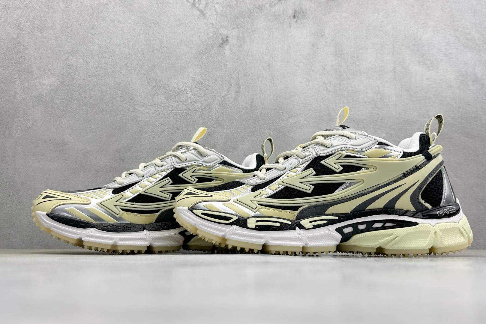 S版 Off-White 防滑耐磨透气性轻便跑鞋 OMIA295S26FAB003 S版 Off-White 防滑耐磨透气性轻便跑鞋 OMIA295S26FAB003