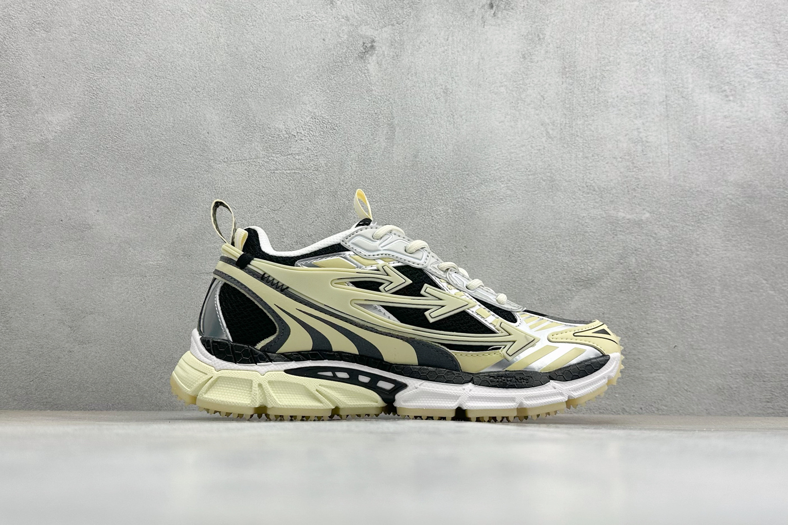 S版 Off-White 防滑耐磨透气性轻便跑鞋 OMIA295S26FAB003 S版 Off-White 防滑耐磨透气性轻便跑鞋 OMIA295S26FAB003
