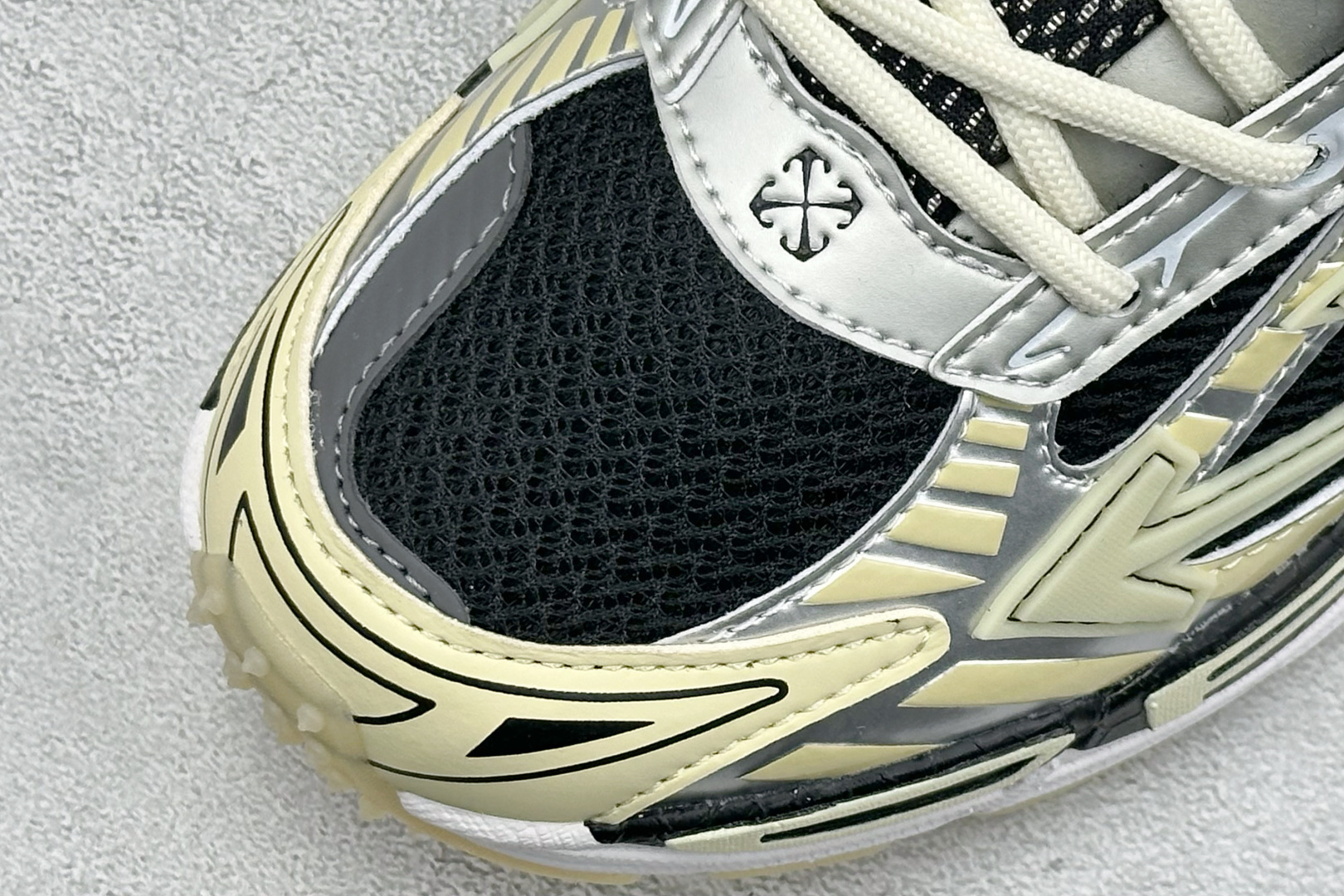 S版 Off-White 防滑耐磨透气性轻便跑鞋 OMIA295S26FAB003 S版 Off-White 防滑耐磨透气性轻便跑鞋 OMIA295S26FAB003