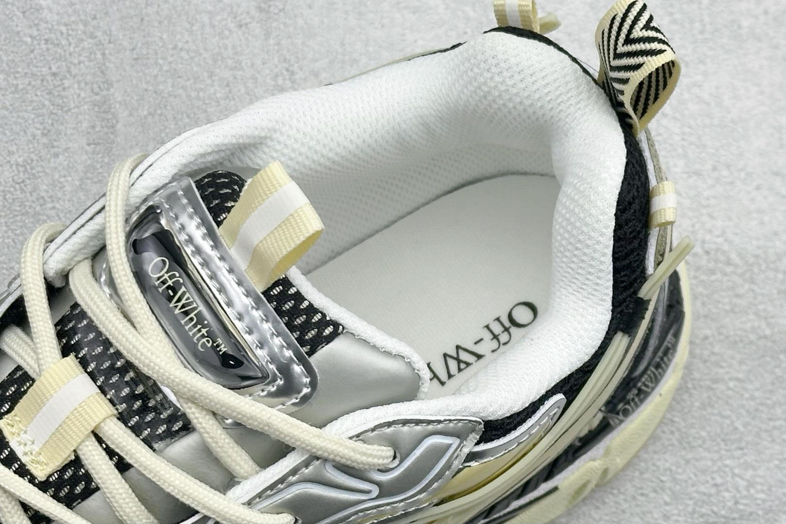 S版 Off-White 防滑耐磨透气性轻便跑鞋 OMIA295S26FAB003 S版 Off-White 防滑耐磨透气性轻便跑鞋 OMIA295S26FAB003