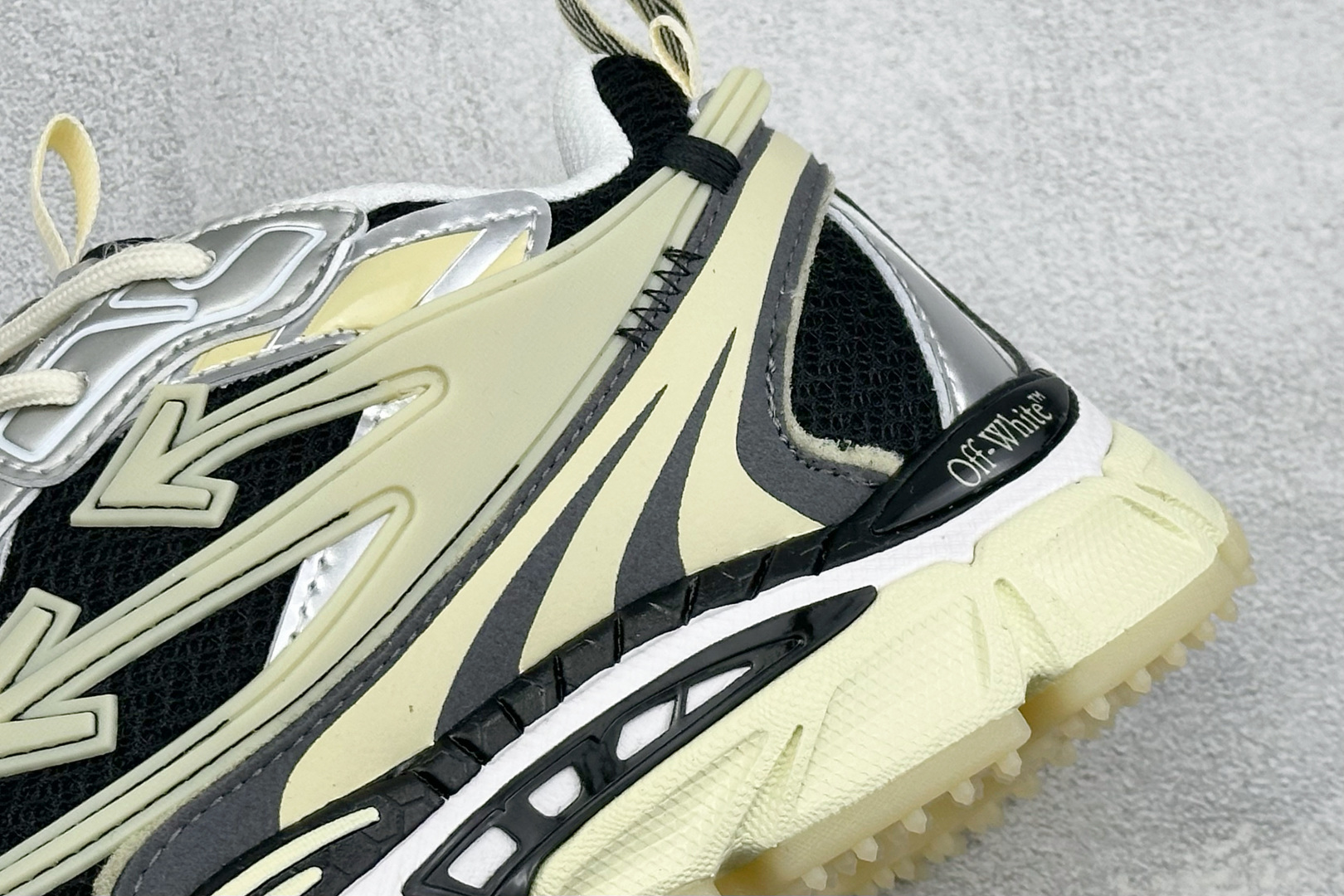 S版 Off-White 防滑耐磨透气性轻便跑鞋 OMIA295S26FAB003 S版 Off-White 防滑耐磨透气性轻便跑鞋 OMIA295S26FAB003