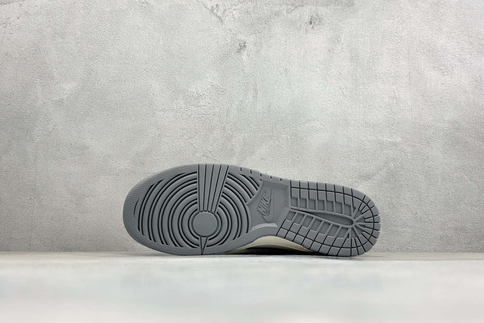 Nike SB Dunk Low 灰紫白撞色 高端定制 低帮休闲板鞋 DN3168-017 Nike SB Dunk Low 灰紫白撞色 高端定制 低帮休闲板鞋 DN3168-017