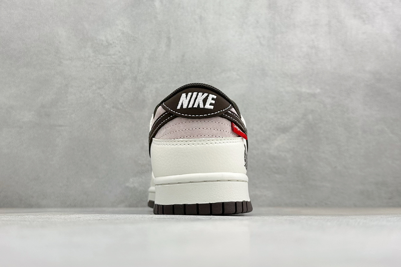 Nike Dunk Low × Supreme联名款 马上有钱风格 XZ5899-118 Nike Dunk Low × Supreme联名款 马上有钱风格 XZ5899-118