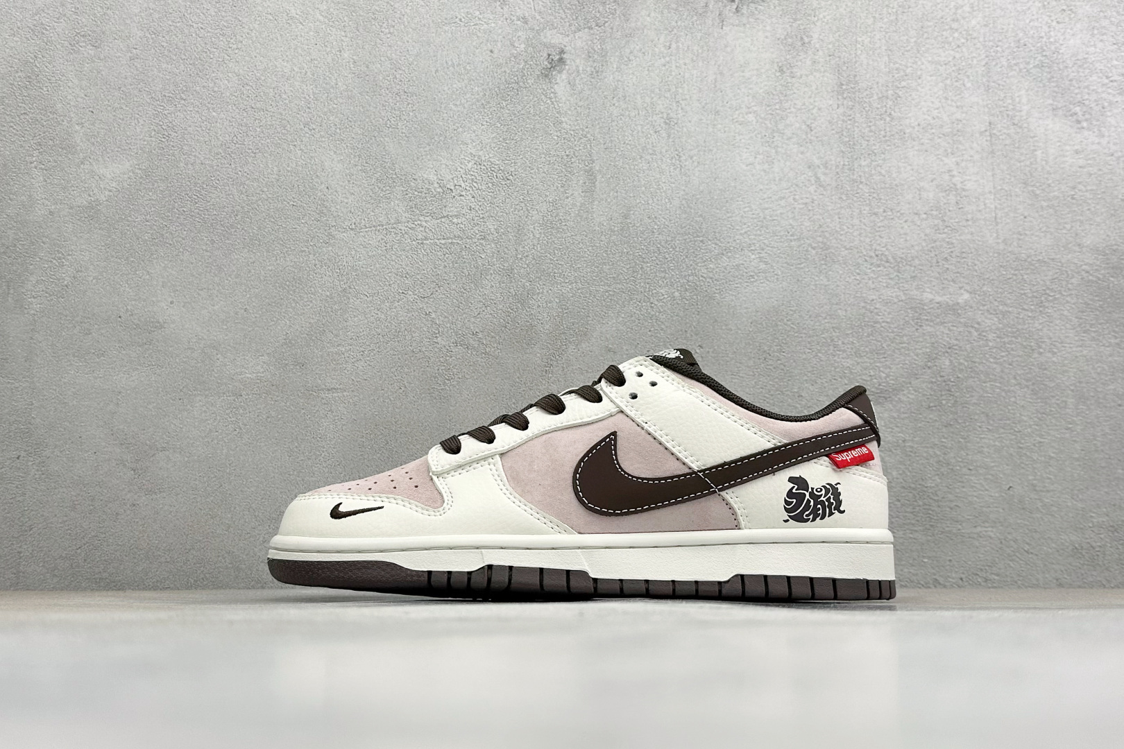 Nike Dunk Low × Supreme联名款 马上有钱风格 XZ5899-118 Nike Dunk Low × Supreme联名款 马上有钱风格 XZ5899-118
