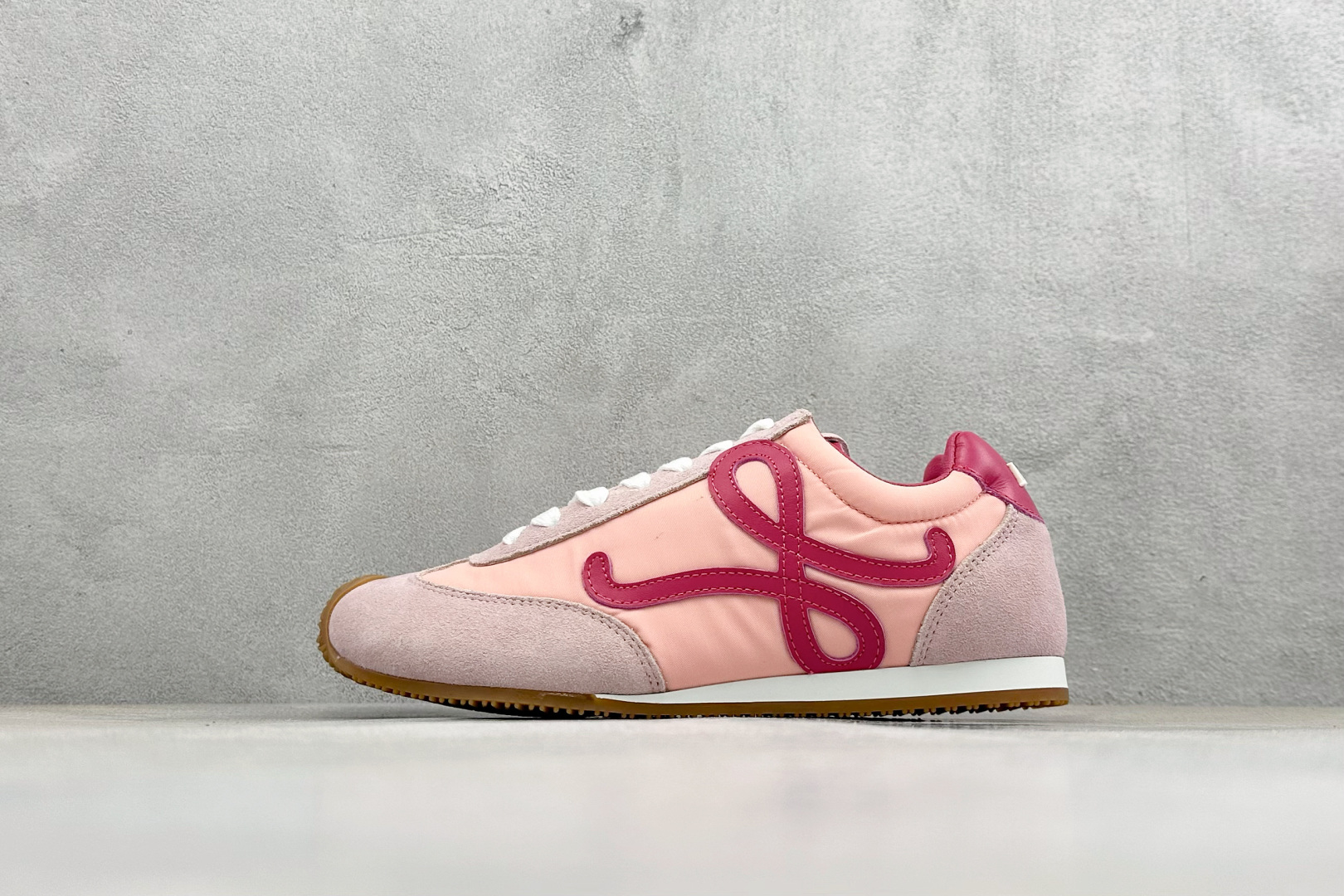 罗意威/Loewe Ballet Runner 爆款芭蕾舞鞋 2.0系列阿甘复古风德训薄底百搭休闲运动鞋 2528-1PINK 罗意威/Loewe Ballet Runner 爆款芭蕾舞鞋 2.0系列阿甘复古风德训薄底百搭休闲运动鞋 2528-1PINK
