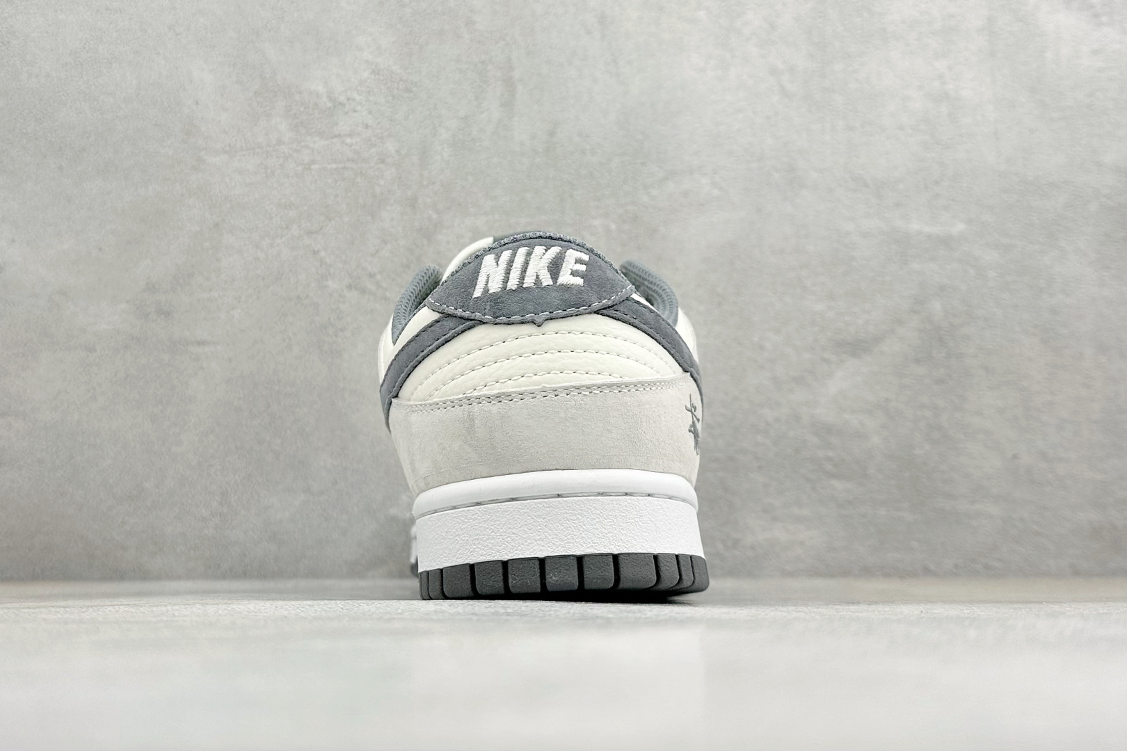 Nike Dunk Low x Stüssy 联名款 以经典 Dunk Low 版型为基底 CS1688-140 Nike Dunk Low x Stüssy 联名款 以经典 Dunk Low 版型为基底 CS1688-140