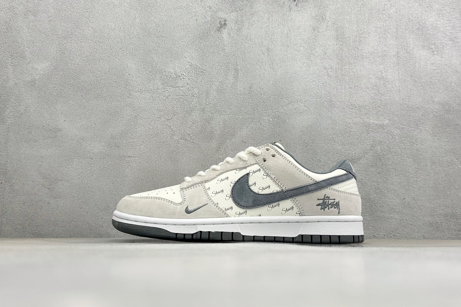 Nike Dunk Low x Stüssy 联名款 以经典 Dunk Low 版型为基底 CS1688-140 Nike Dunk Low x Stüssy 联名款 以经典 Dunk Low 版型为基底 CS1688-140