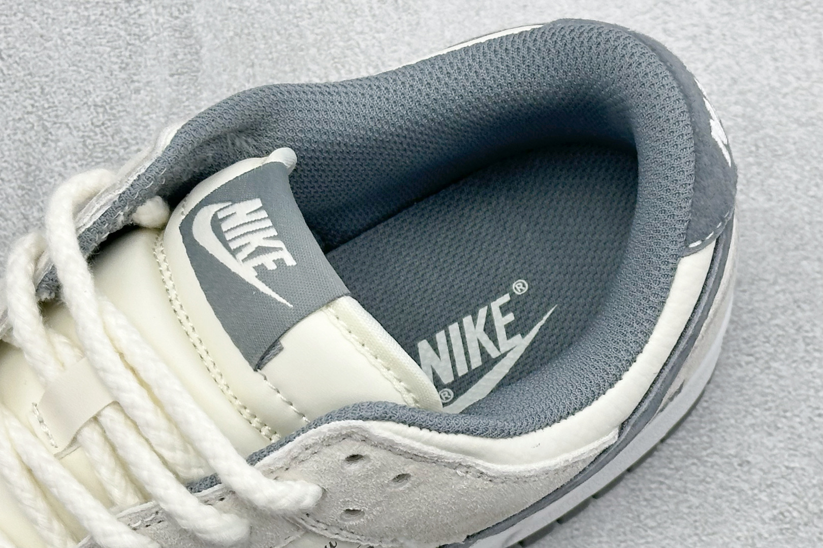 Nike Dunk Low x Stüssy 联名款 以经典 Dunk Low 版型为基底 CS1688-140 Nike Dunk Low x Stüssy 联名款 以经典 Dunk Low 版型为基底 CS1688-140