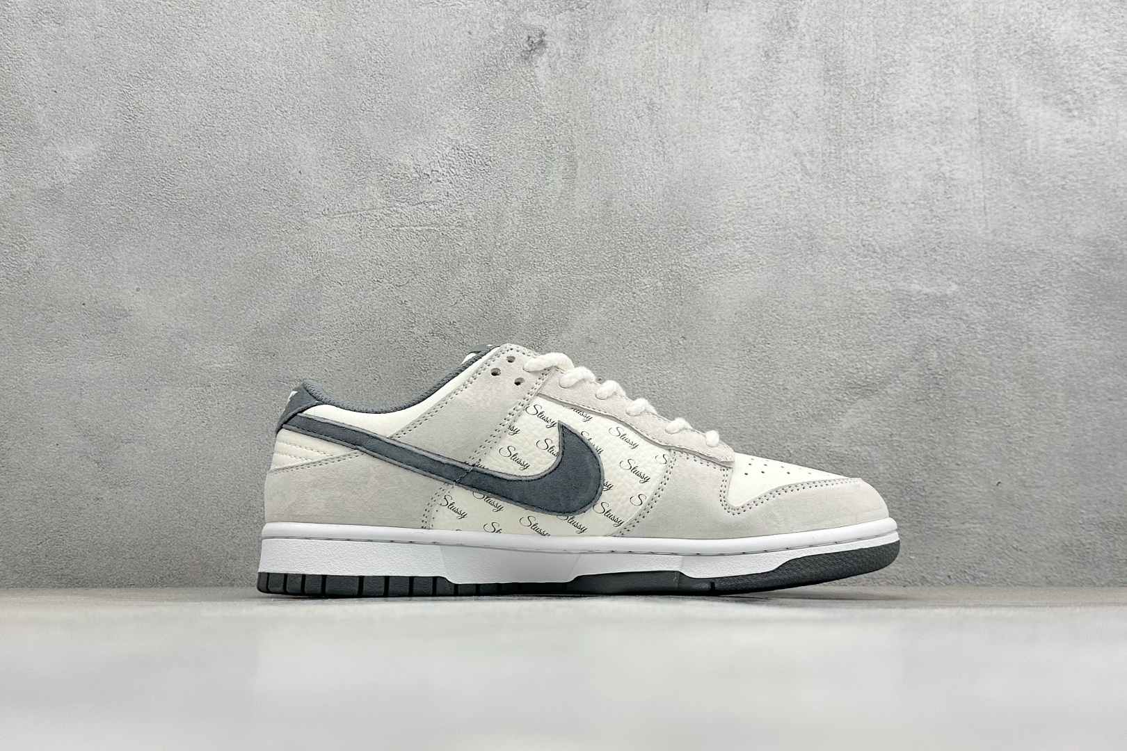 Nike Dunk Low x Stüssy 联名款 以经典 Dunk Low 版型为基底 CS1688-140 Nike Dunk Low x Stüssy 联名款 以经典 Dunk Low 版型为基底 CS1688-140