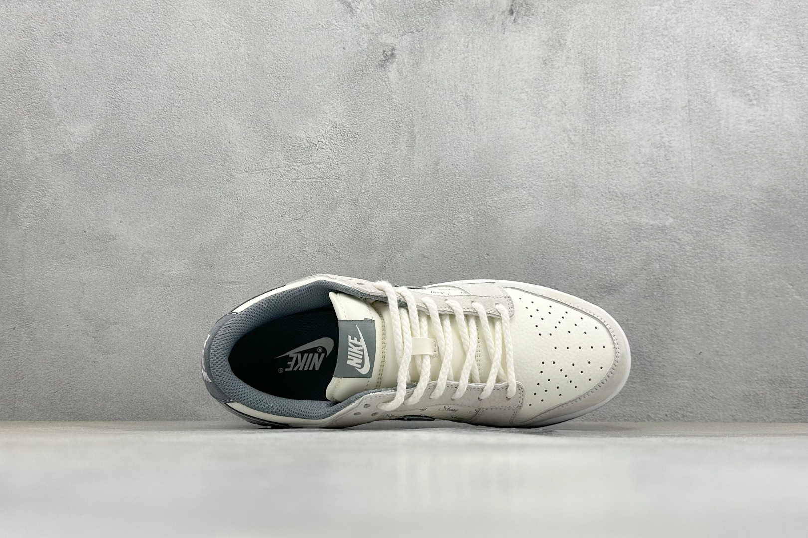 Nike Dunk Low x Stüssy 联名款 以经典 Dunk Low 版型为基底 CS1688-140 Nike Dunk Low x Stüssy 联名款 以经典 Dunk Low 版型为基底 CS1688-140