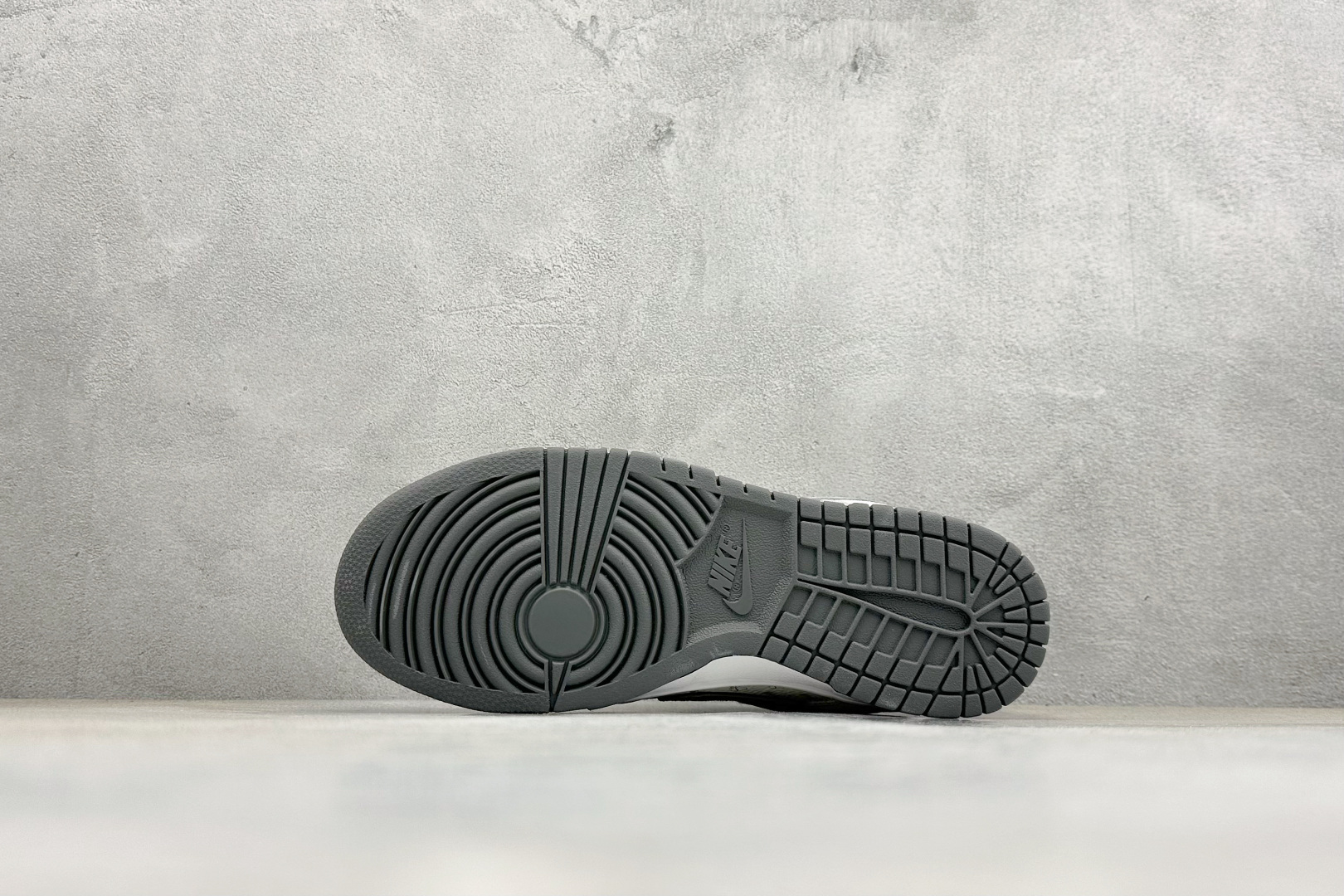 Nike Dunk Low x Stüssy 联名款 以经典 Dunk Low 版型为基底 CS1688-140 Nike Dunk Low x Stüssy 联名款 以经典 Dunk Low 版型为基底 CS1688-140
