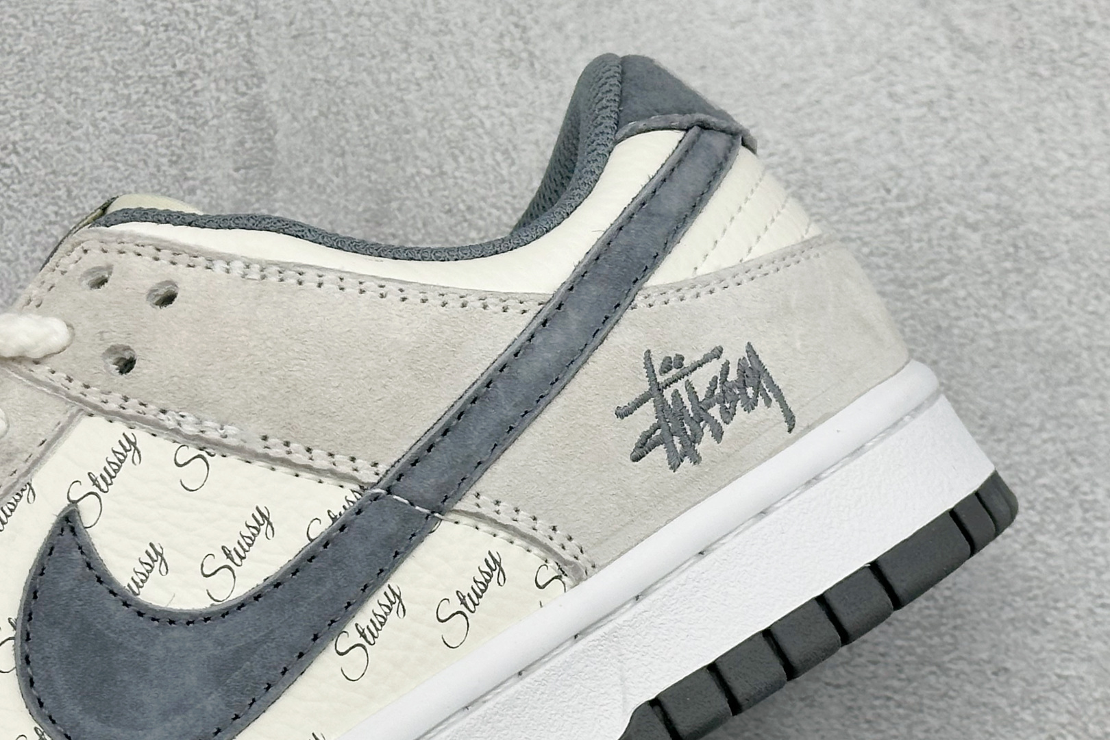 Nike Dunk Low x Stüssy 联名款 以经典 Dunk Low 版型为基底 CS1688-140 Nike Dunk Low x Stüssy 联名款 以经典 Dunk Low 版型为基底 CS1688-140