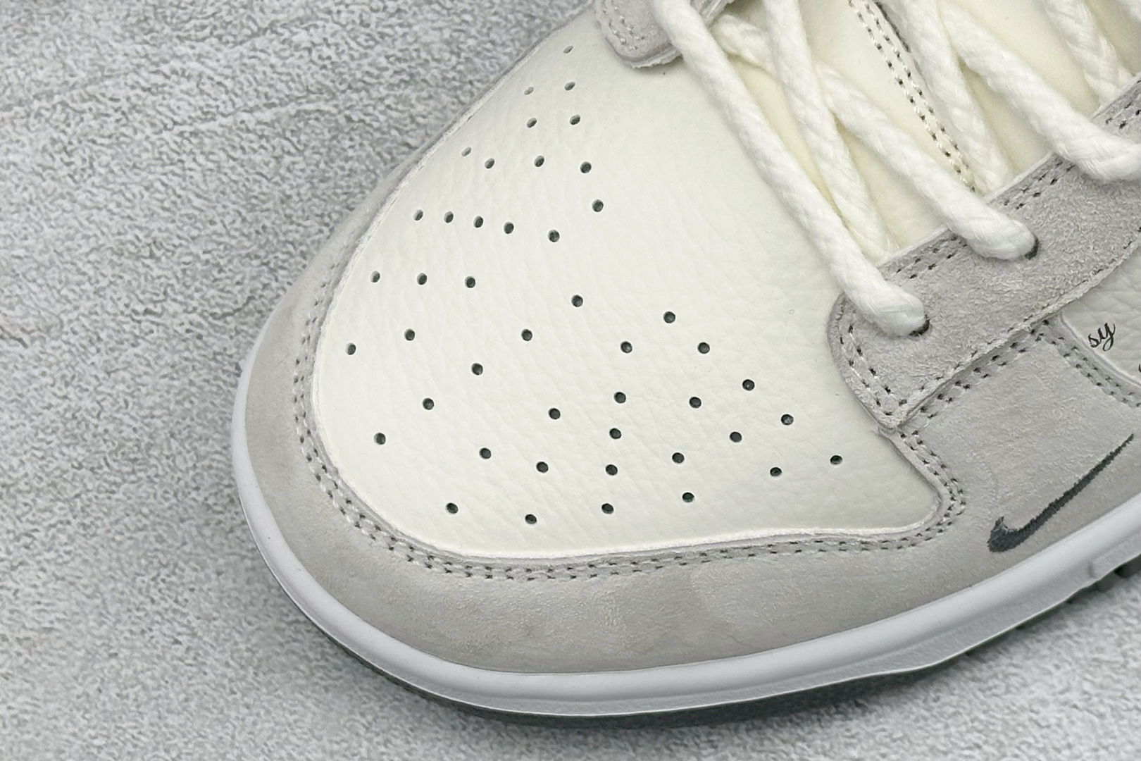 Nike Dunk Low x Stüssy 联名款 以经典 Dunk Low 版型为基底 CS1688-140 Nike Dunk Low x Stüssy 联名款 以经典 Dunk Low 版型为基底 CS1688-140