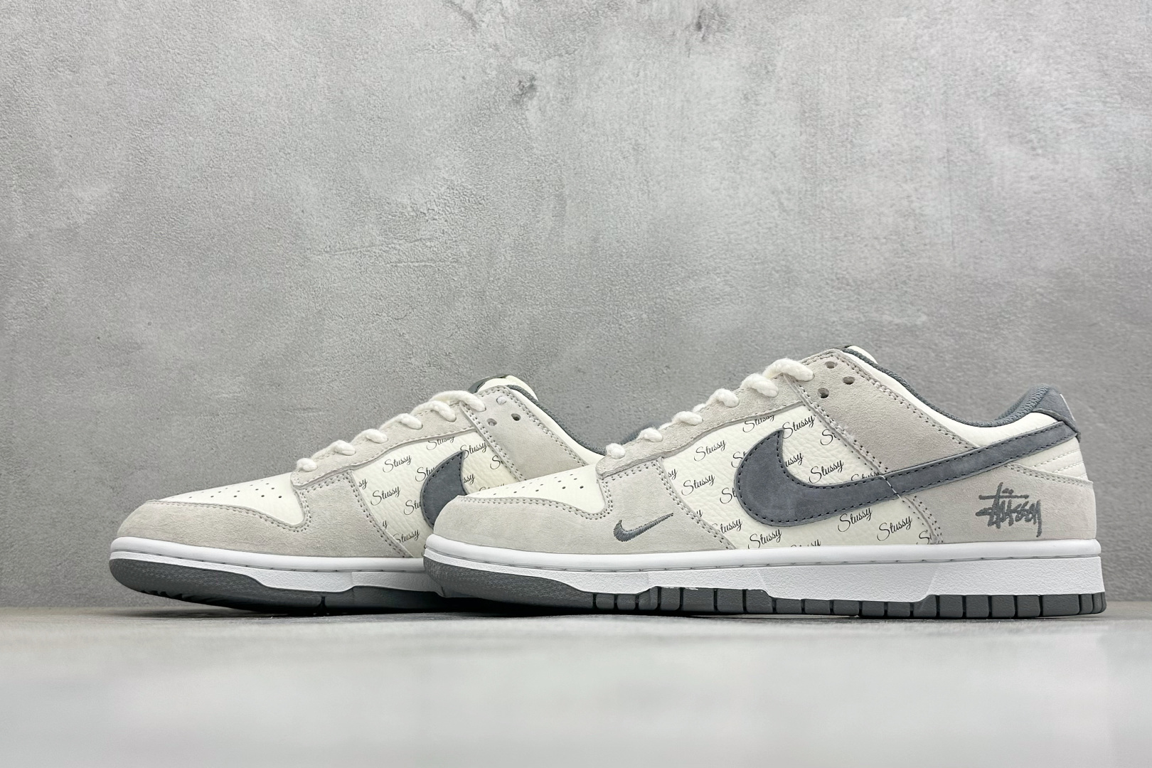 Nike Dunk Low x Stüssy 联名款 以经典 Dunk Low 版型为基底 CS1688-140 Nike Dunk Low x Stüssy 联名款 以经典 Dunk Low 版型为基底 CS1688-140