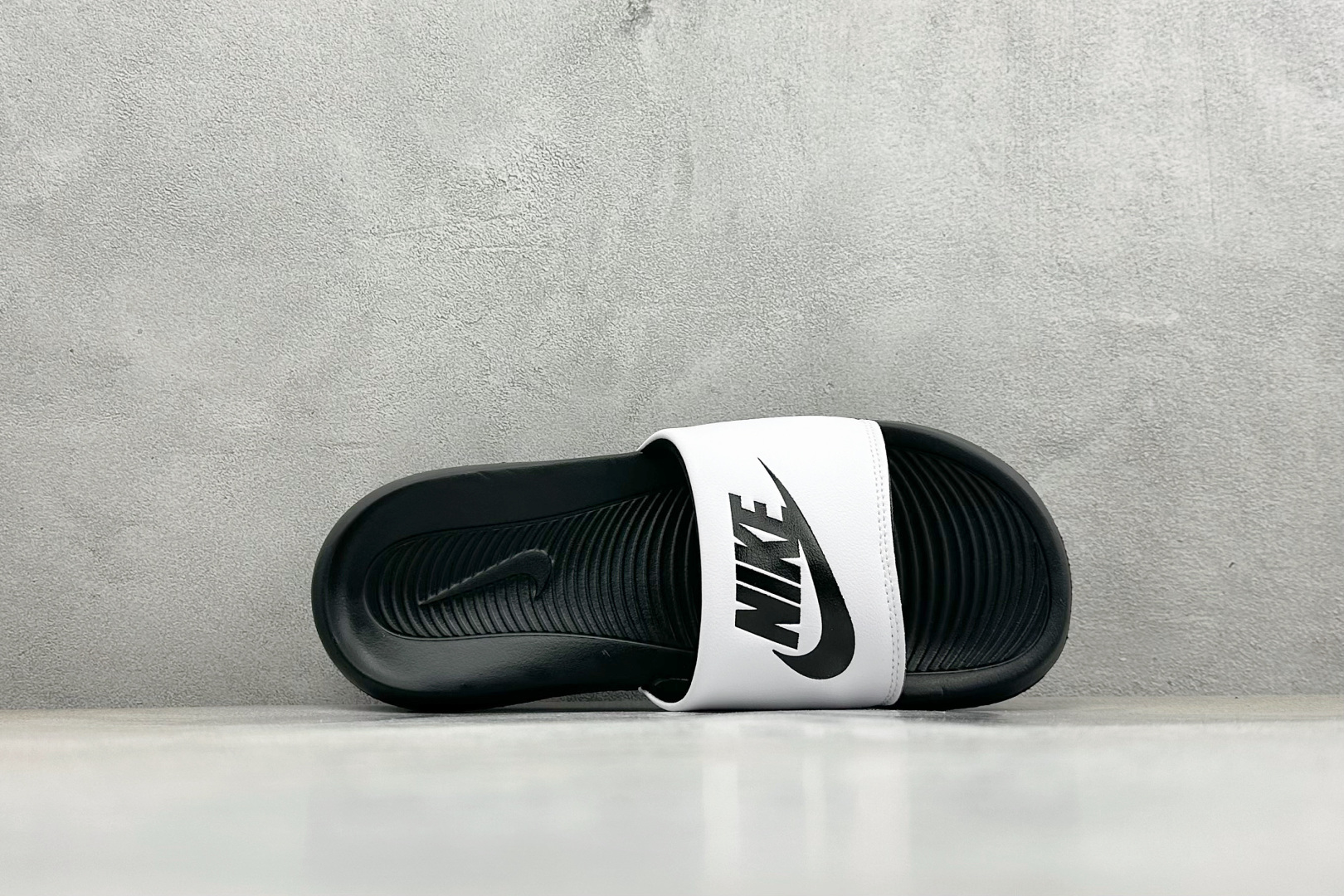 CX版Nike VICTORI ONE SLIDE 舒适时尚 EVA 防滑防磨减震一字拖鞋 CN9675-005