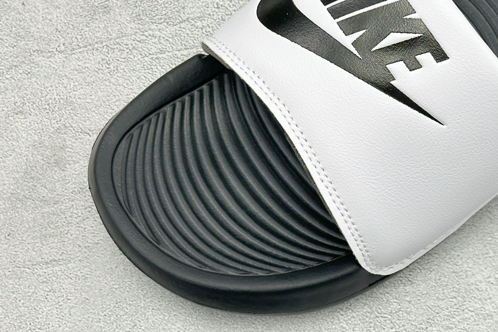 CX版Nike VICTORI ONE SLIDE 舒适时尚 EVA 防滑防磨减震一字拖鞋 CN9675-005