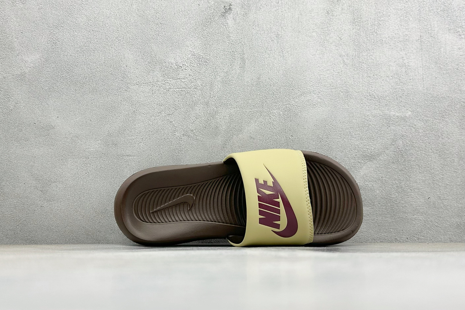 CX版Nike VICTORI ONE SLIDE 舒适时尚 EVA 防滑防磨减震一字拖鞋 CN9675-701