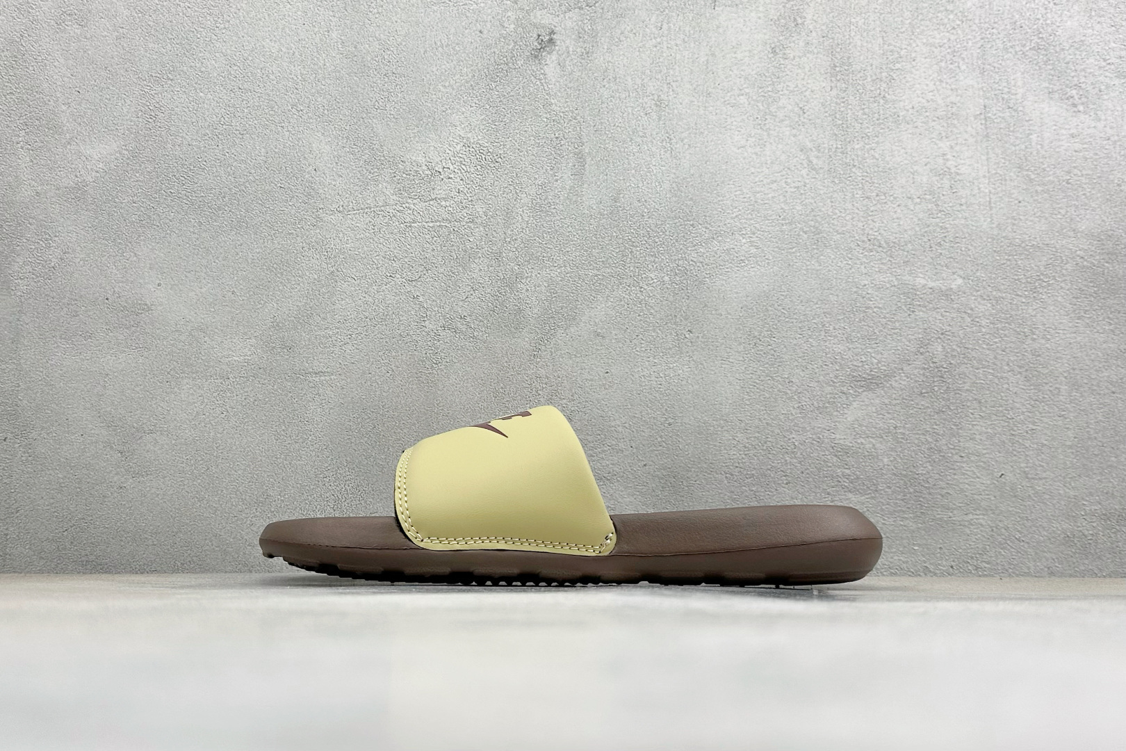 CX版Nike VICTORI ONE SLIDE 舒适时尚 EVA 防滑防磨减震一字拖鞋 CN9675-701