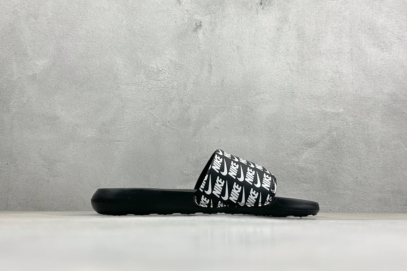 CX版Nike VICTORI ONE SLIDE 舒适时尚 EVA 防滑防磨减震一字拖鞋 CN9678-001
