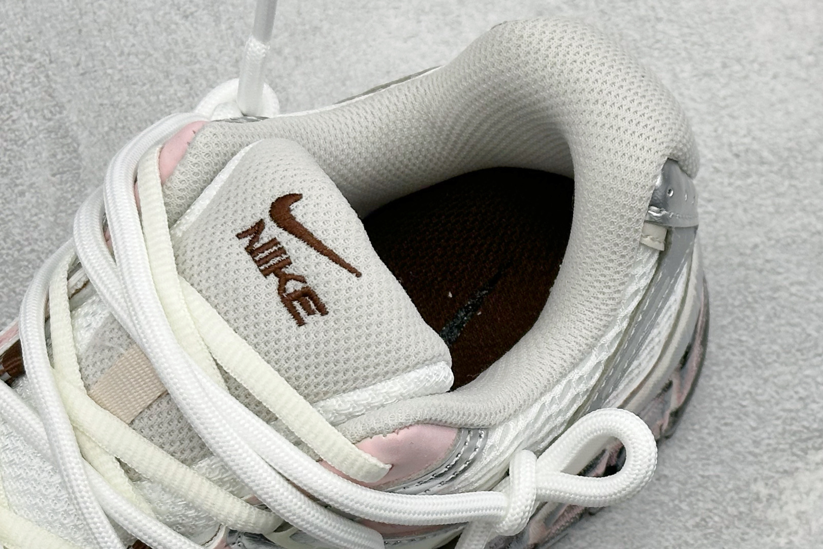 Nike V5 RNR 复古做旧 解构绑带舒适百搭防滑耐磨 低帮跑步鞋 舒适有型适合日常穿着 该鞋款延续